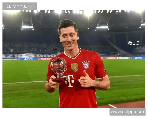 莱万在欧冠赛场火力全开10场12球领跑射手榜金靴呼之欲出